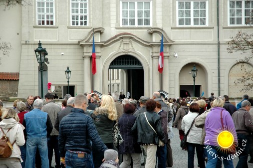Návštěvníci Pražského hradu u zadní brány