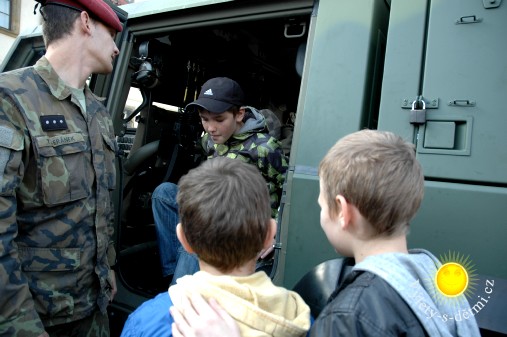 Děti si mohly prohlédnout vojenskou techniku i zevnitř a vyzkoušet si základní ovládání kulometu.