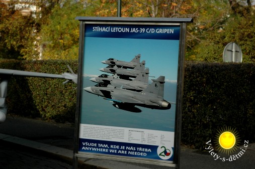 Stíhací letoun JAS-39 na plakátu.