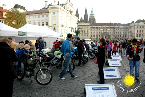 Pohled na výstavu vojenské techniky AČR.