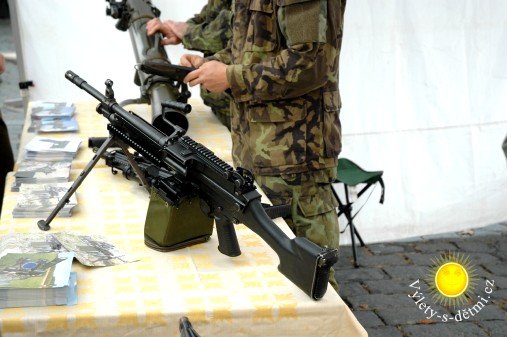 Ukázka zbraní AČR.