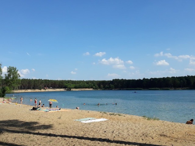 Jezero Lhota - pohled na písečnou pláž
