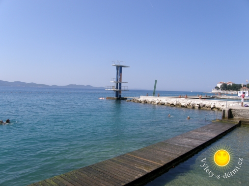 Pohled na prozatím prázdné mořské koupaliště v Zadaru.