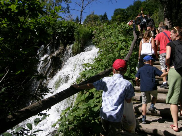 Cesta kolem vodopádu na Plitvických jezerech