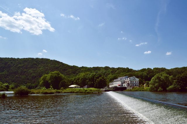 Pohled na Romantický Hotel Mlýn Karlštejn přes řeku