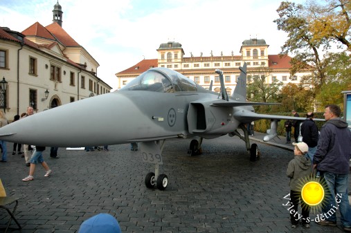 Výstava techniky AČR u Pražského hradu